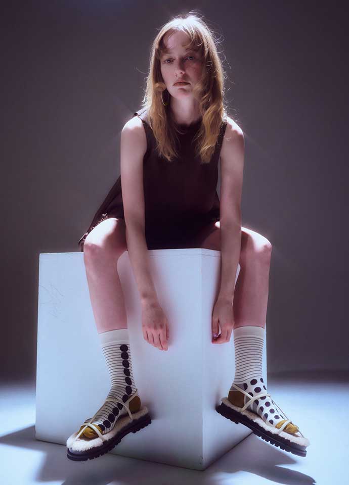 霜白墨點不對稱拼接設計長襪